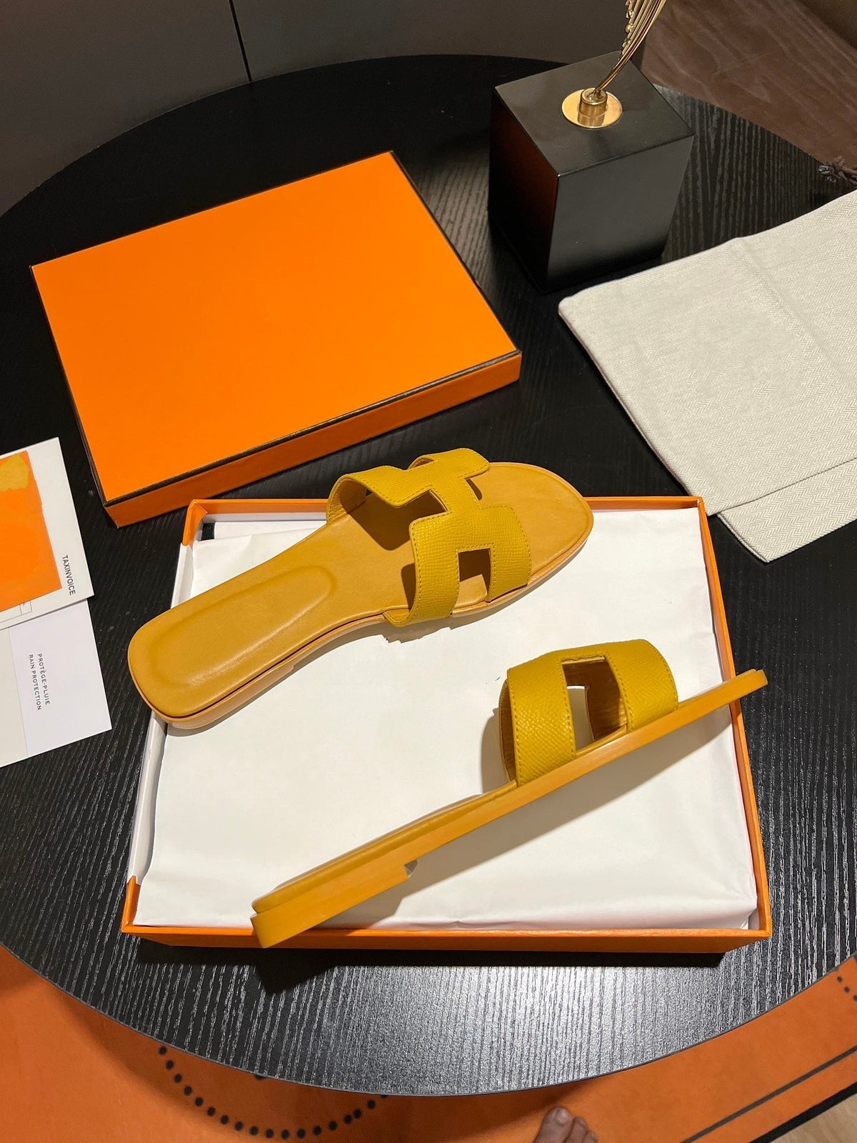 0RAN SANDAL Leather Medallion