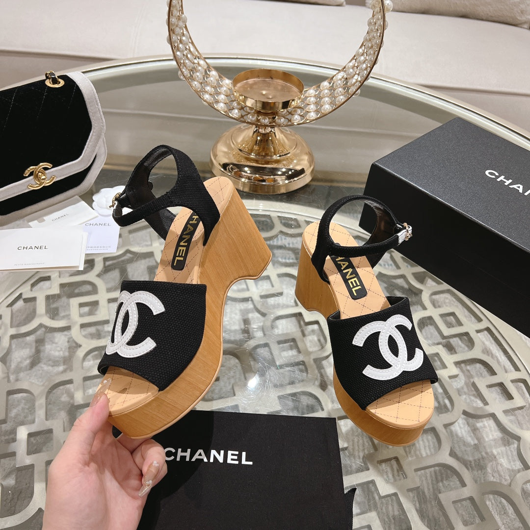 WEDGE SANDALS IN BLACK LAMBSKIN WITH WHITE LOGO