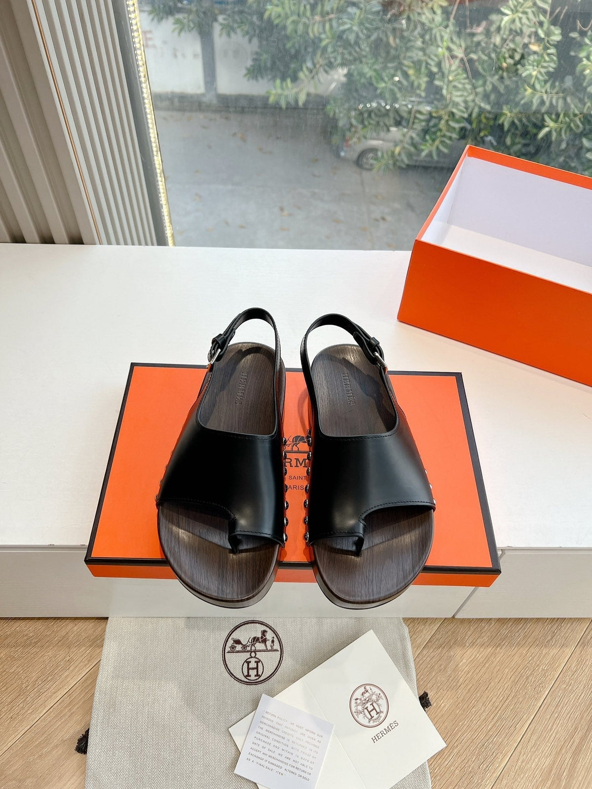 FLAT SANDAL IN BLACK CALFSKIN