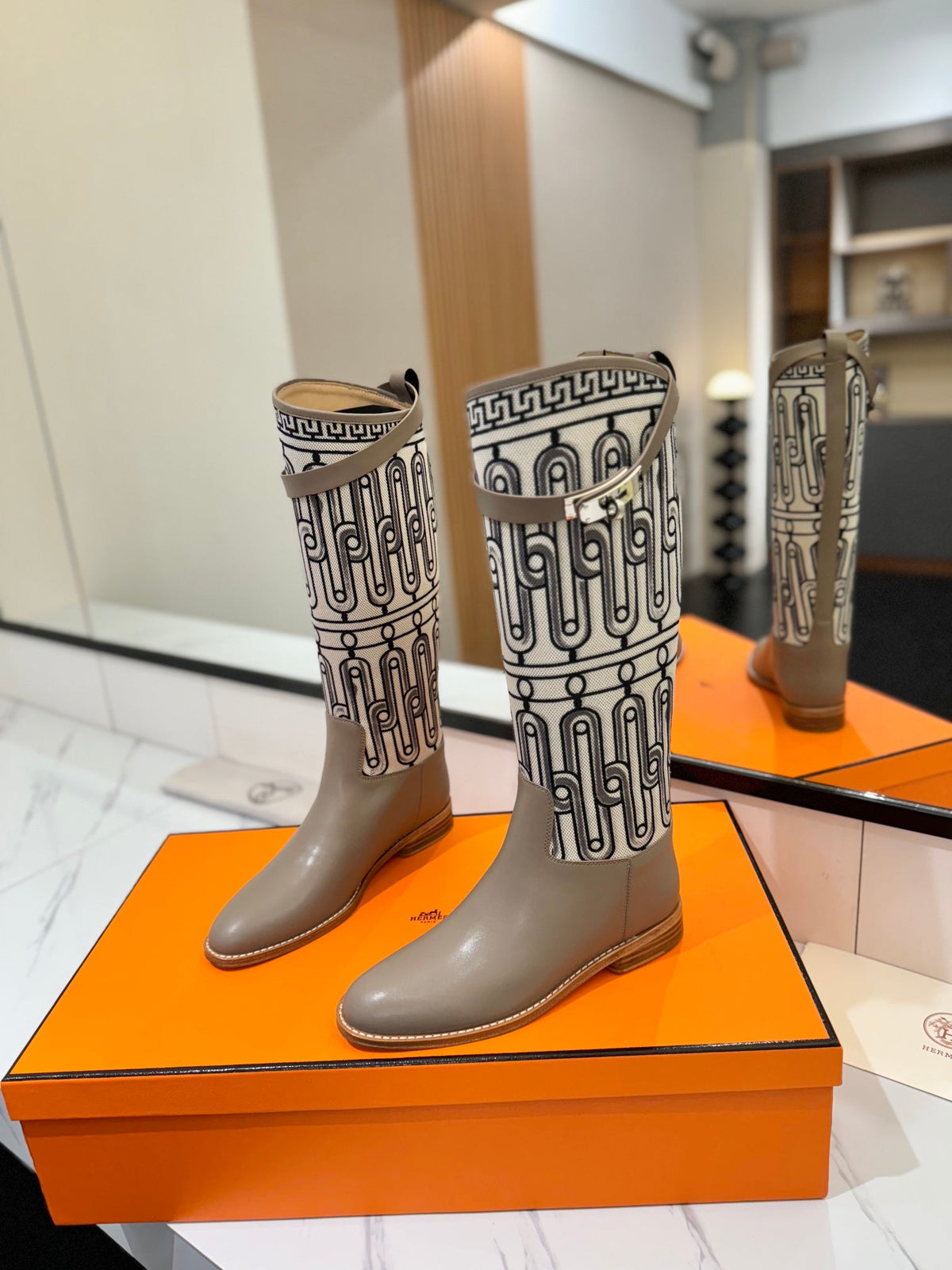 JUMPING BOOT 2 CM IN PASTEL GRAY CALFSKIN AND BLACK MIX WHITE FABRIC